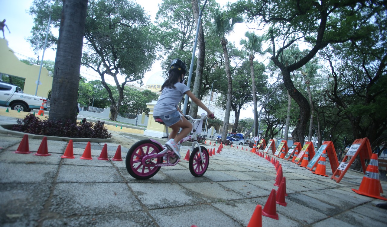 criança andando de bicicleta